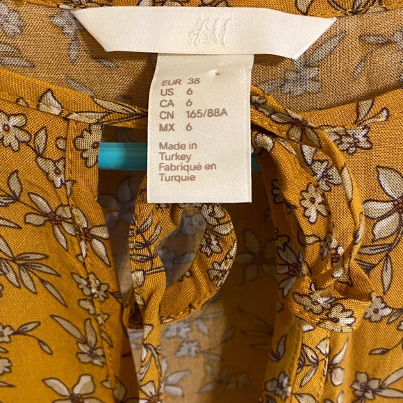 H&M floral blouse - Picture 4 of 5